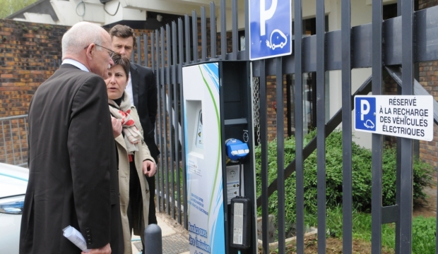 Inauguration de la borne de recharge �lectrique � Pontiffroy