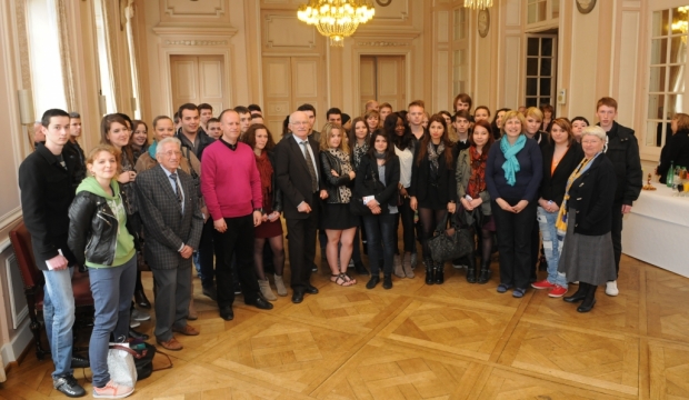 Remise des cartes �lectorales aux jeunes de 18 ans